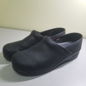 LIKE NEW Sanita Clogs